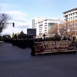 Митрополит Амфилохије и Владике Јоаникије и Методије са свештенством и монаштвом кренули пред Скупштину