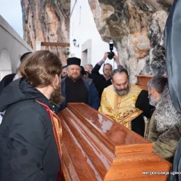 Свети Василије Острошки се из Никшића вратио у Острог (ФОТО)