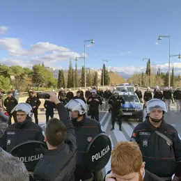 Полиција онемогућила служење молебана за спасење и мир у свијету