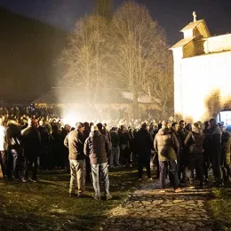 Након величанствене молитвене литије, у манастиру Ђурђеви Ступови служен Молебан