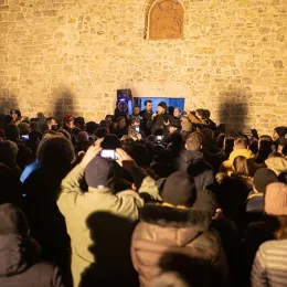 Након величанствене молитвене литије, у манастиру Ђурђеви Ступови служен Молебан