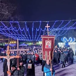 Хиљаде младих прирпеме за Нову годину замијенили Литијом