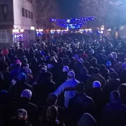 Хиљаде младих прирпеме за Нову годину замијенили Литијом