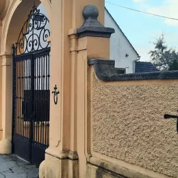 Усташки и неонацистички симболи на храму у Бјеловару