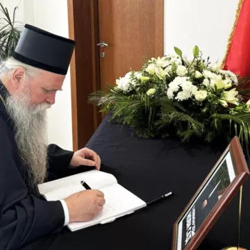 Митрополит Јоаникије се уписао у књигу жалости у Амбасади Србије у Подгорици