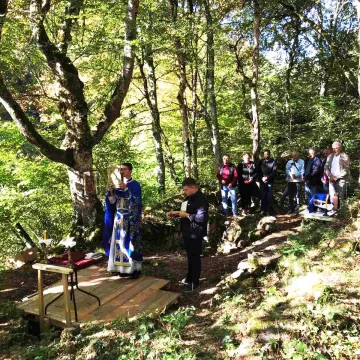 Света Литургија на темељима манастира Св. Николе у Кичави