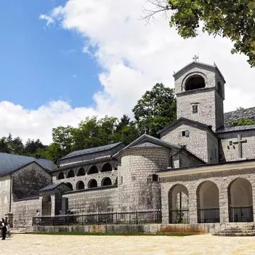 Митрополија црногорско-приморска: Позив на досљедну примјену закона, а против одмазде и насиља