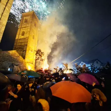 Испред Цркве Светих Апостола Петра и Павла у Бијелом Пољу наложени бадњаци