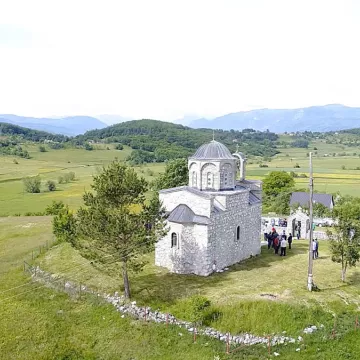 Епископ Методије на Духовски понедељак служи у селу Полица код Берана