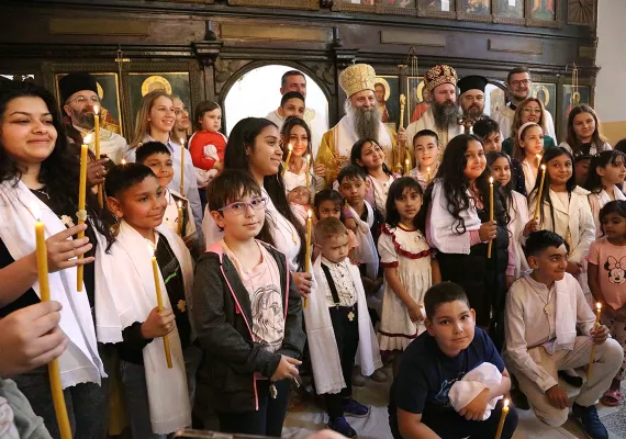 Патријарх Порфирије у Рипњу крстио више десетина младих светосаваца