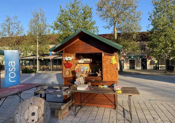 На главном Тргу у Никшићу обијена кућица са украсима