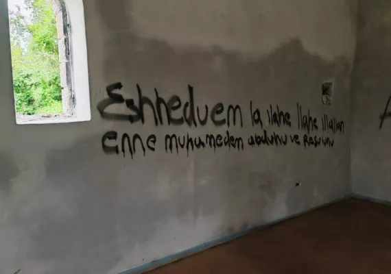 Оскрнављена српска православна црква код Пећи