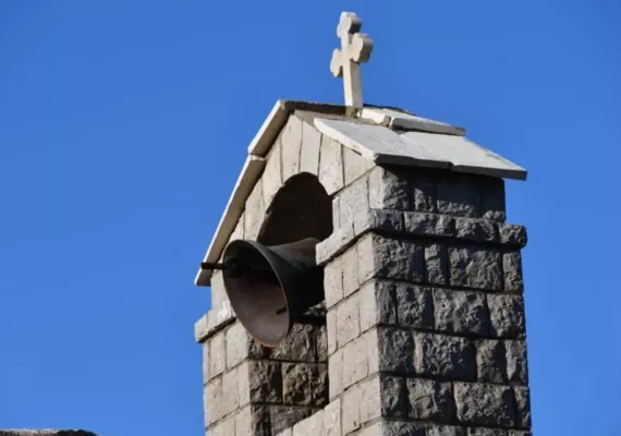 У подне су звонила звона на свим православним храмовима