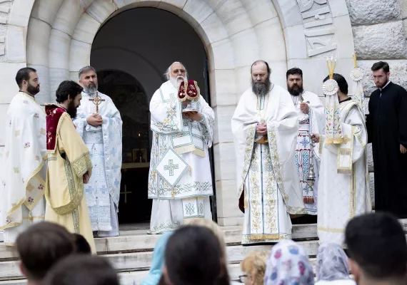 Прва Света архијерејска литургија на острву Видо