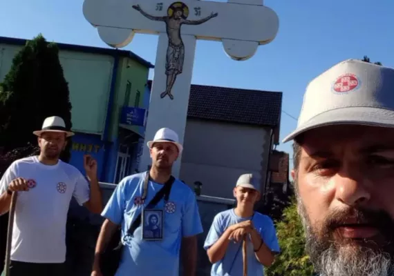 Пет Новосађана кренули пјешке до Манастира Светог Луке у Жупи никшићкој