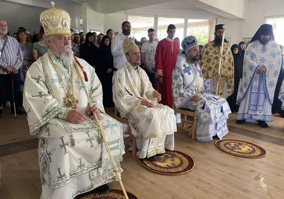 Свенародно сабрање пред иконом Пресвете Богородице Тројеручице у Кличеву