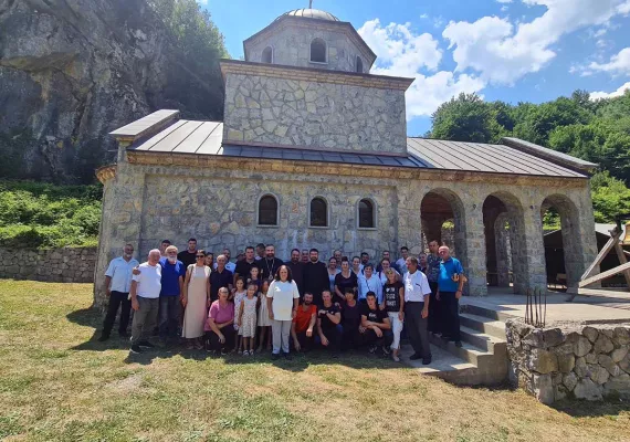 Полагање ризе Пресвете Богородице, храмовна слава цркве у изградњи у Кошутићима