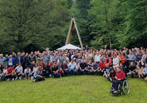 Литургија и парастос на Камнишкој Бистрици