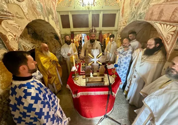 Епископ Методије служио Литургију и освештао споменик Благоју Крушићу у селу Почивале у Бањанима