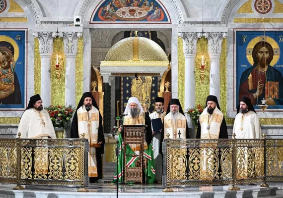 Патријарх српски Порфирије служио молебан у храму Светог Саве