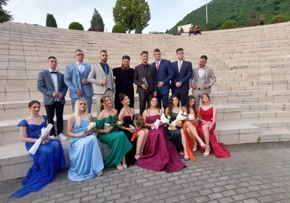 Отац Лука Цуцмил на прослави матуре у Плужинама