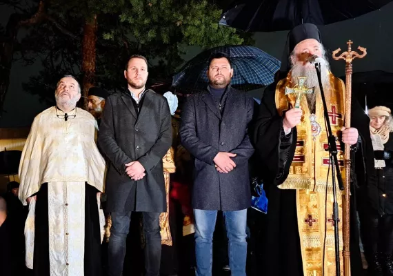 Митрополит Јоаникије освештао бадњаке пред никшићким Саборним храмом