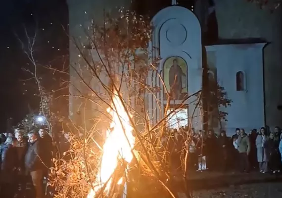 Епископ Методије налагао бадњаке испред Саборног храма у Беранама