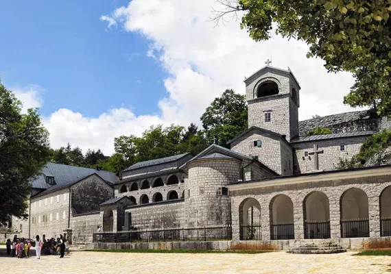 Митрополија црногорско-приморска: Позив на досљедну примјену закона, а против одмазде и насиља