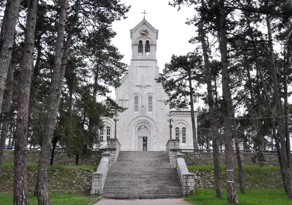 Обијена Саборна црква Светог Василија Острошког