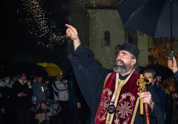 Митроплит Методије налагао бадњаке испред Саборног храма у Беранама