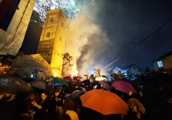 Испред Цркве Светих Апостола Петра и Павла у Бијелом Пољу наложени бадњаци